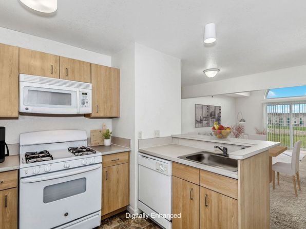 Colonial Pointe at Fairview Apartments | 14102 Williamsburg Ct, Bellevue, NE