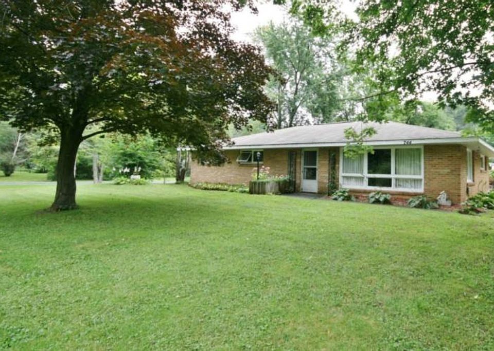 Nice, large front yard.