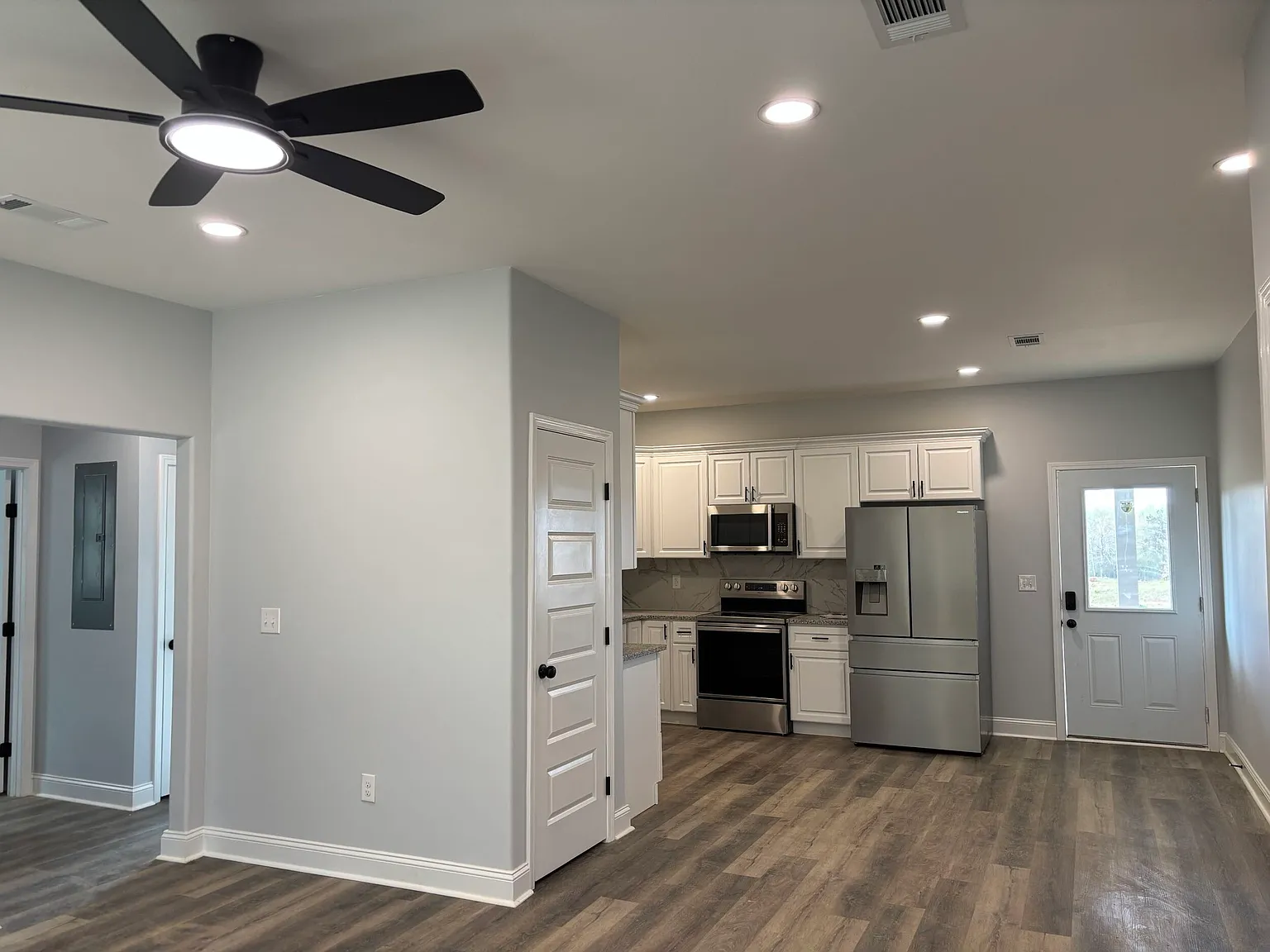 3 bed, 1300 sqft, $2,200 — Photo 2