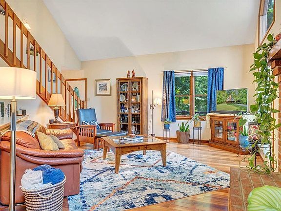 3rd image of 301 Eastview Dr