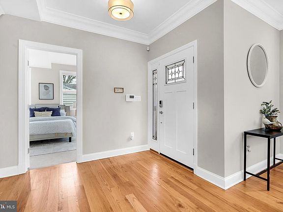 4th image of 3925 Decatur Ave