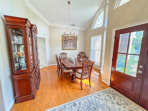 5th image of 824 Hilton Hall Ln