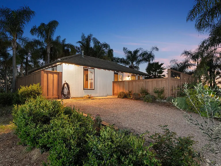 Los Cerritos Ln — Photo 8
