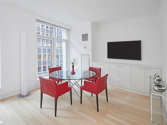 3rd image of 5 E 44th St APT 11
