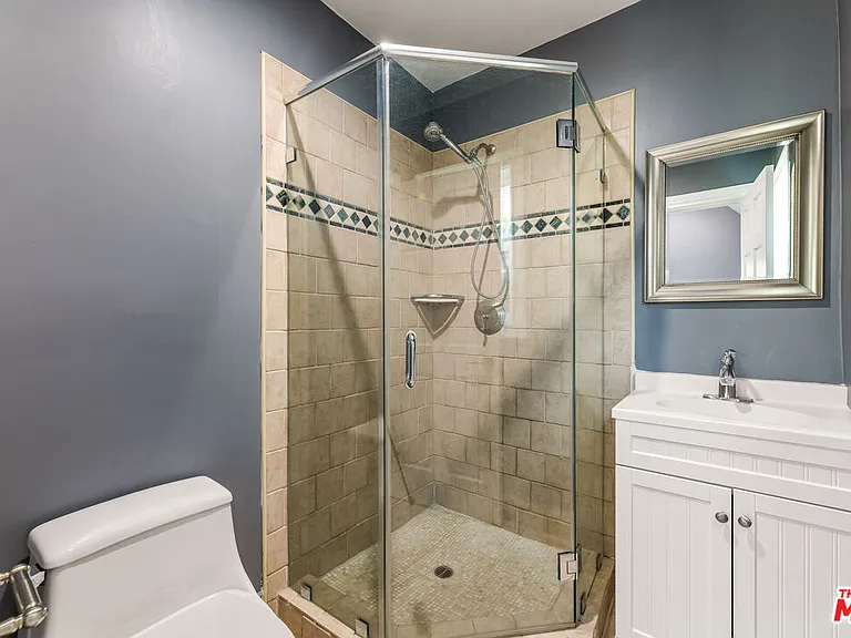 1112 S Highland Ave — Photo 13