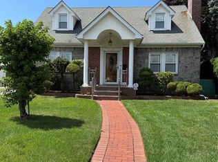 19 Aberdeen Rd, New Hyde Park, NY 11040