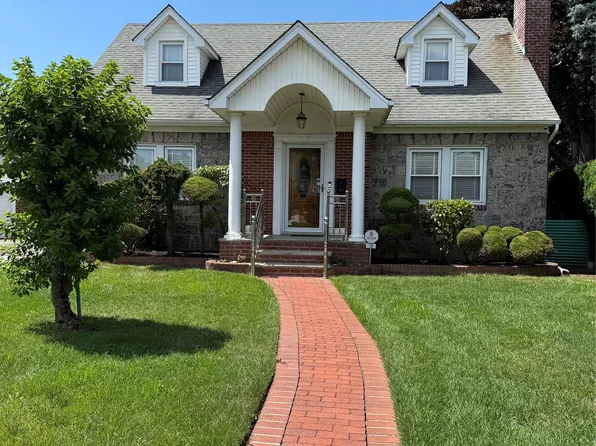 19 Aberdeen Rd, New Hyde Park, NY 11040