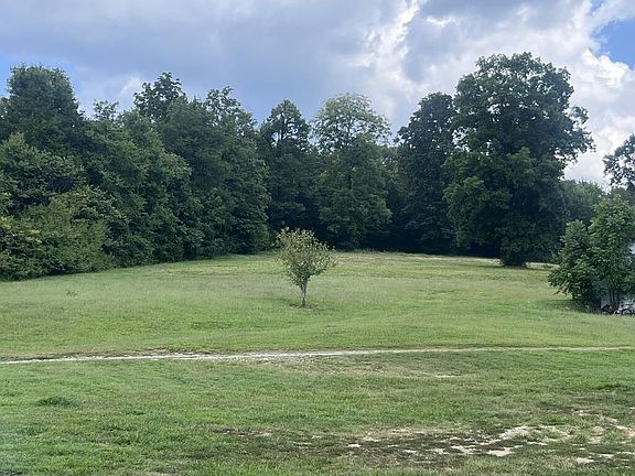 4th image of 8 Oak Ln