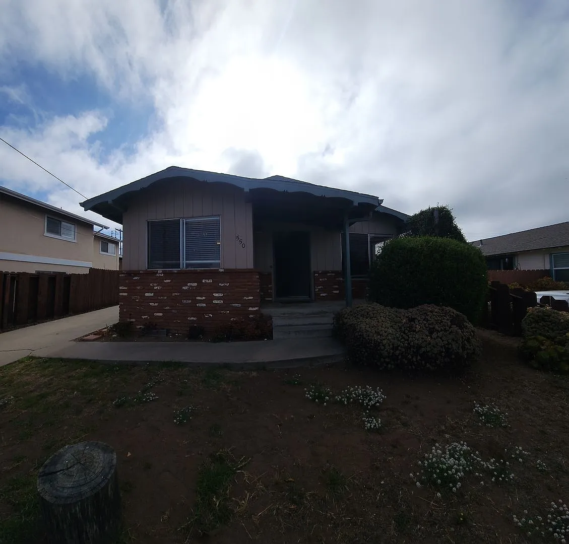 Classic MB Beach home- 2 Bed 1 Bath Home with a view of the water and the rock! — Photo 3