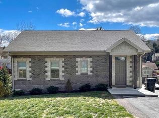 5220 Lakeland Dr, Roanoke, VA 24018