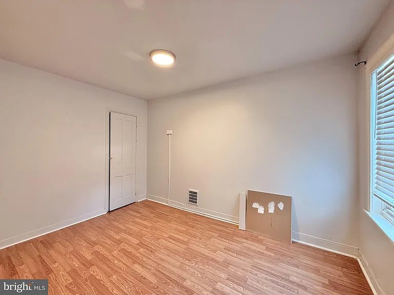 570 Line St — Photo 16