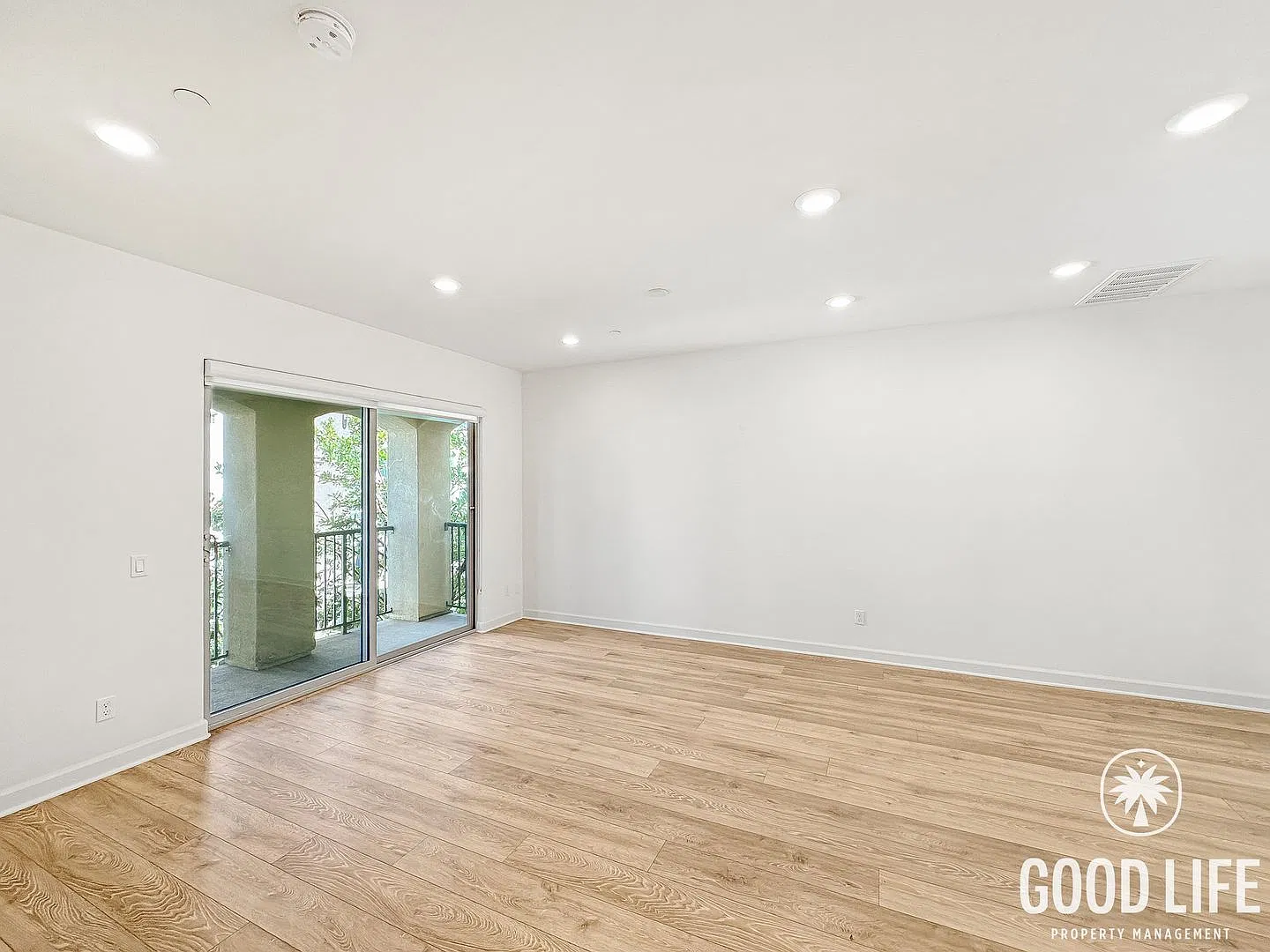 Sd: 2bd/2ba Townhome In Oceanside W/ Top-Floor Primary Suite & Covered Balcony! — Photo 3