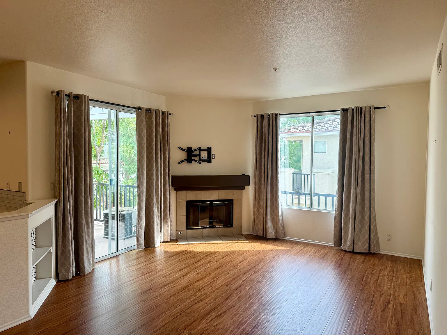 2 bed, 1042 sqft, $3,200 — Photo 4