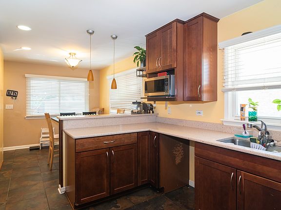 3rd image of 517 Buckthorn Ln