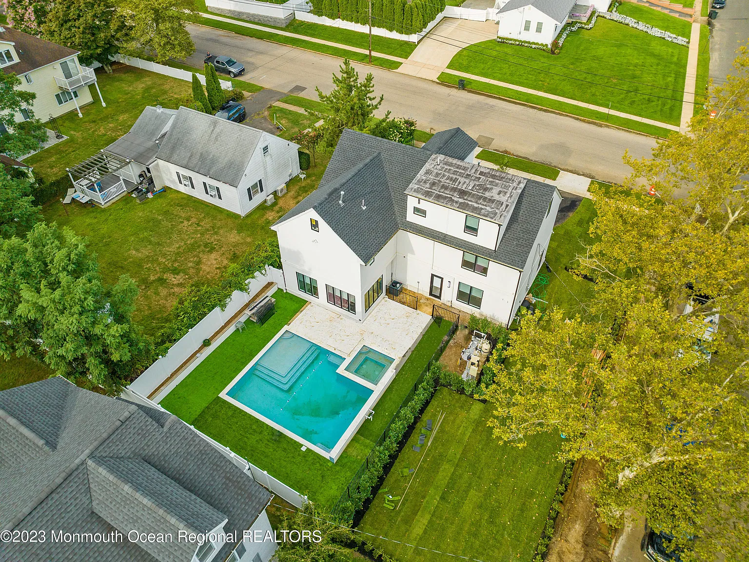 8 bed, 3755 sqft, $7,060 — Photo 2