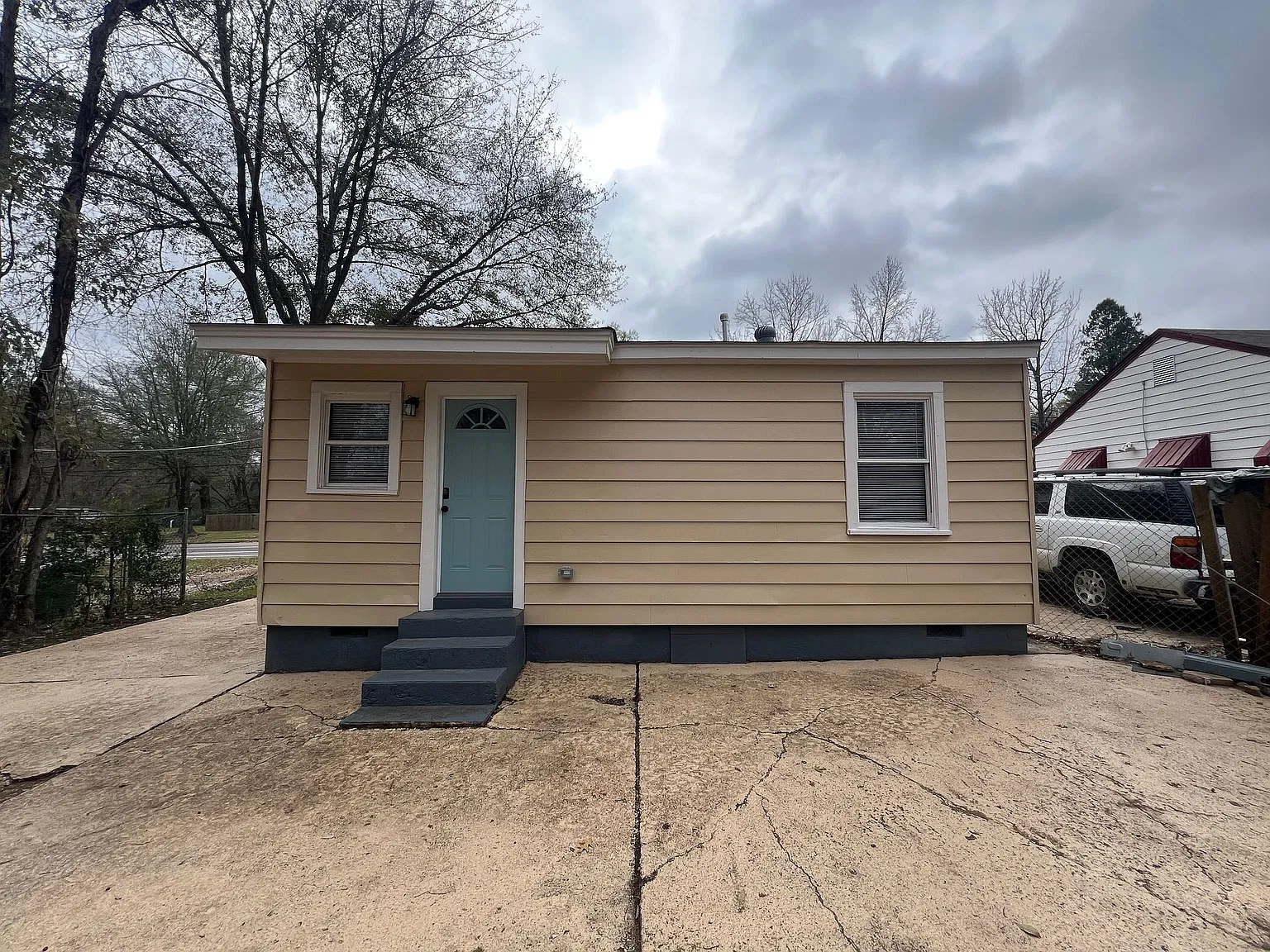 1856 Whitney Ave — Photo 2