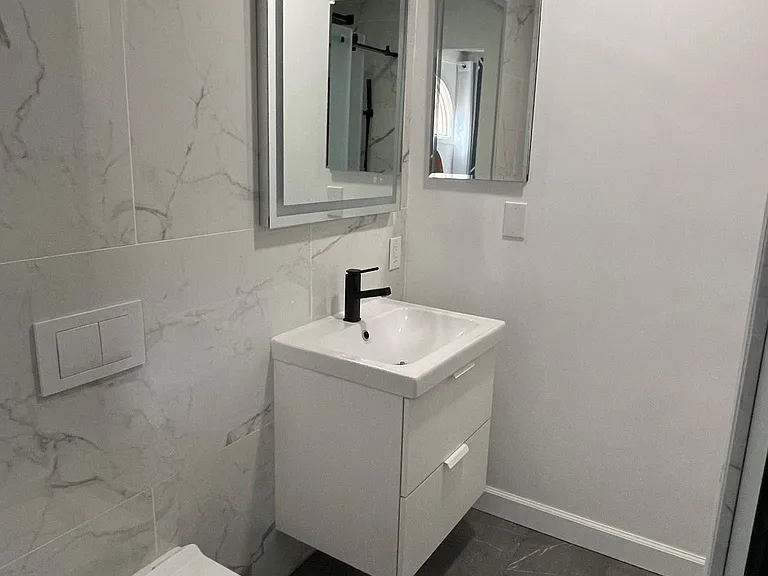Newly renovated 2nd Full Bathroom on 3rd floor