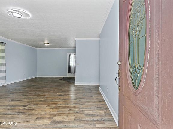 5th image of 136 White Oak Dr