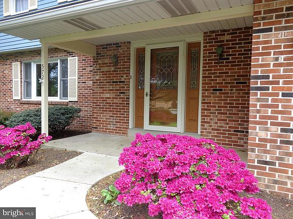 3rd image of 572 Woodland Dr