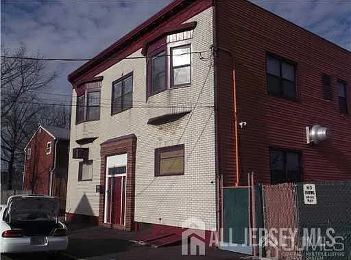 3 bed, 2.0 bath, 2832 sqft, $2,600 — Photo 2