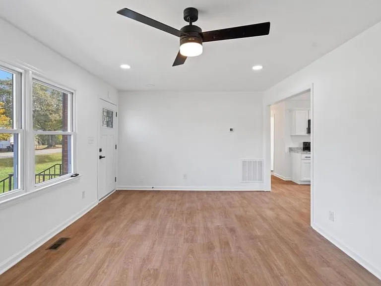 1124 Jackson St — Photo 9