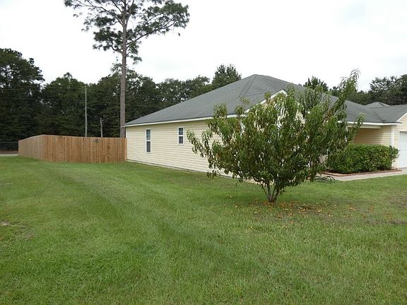 3rd image of 820 Summer Ln
