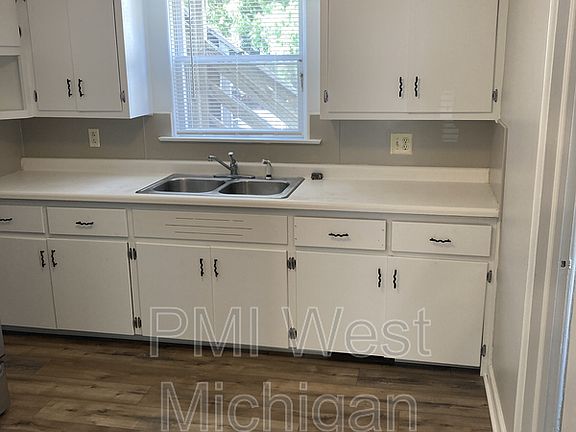 2nd image of 927 10th St NW