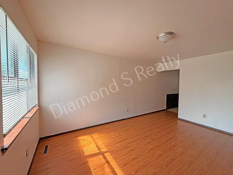 531 W State St — Photo 4