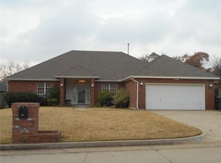 9112 Pine Creek Dr, Midwest City, OK 73130