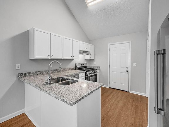 4th image of 308 Autumn Lake Dr