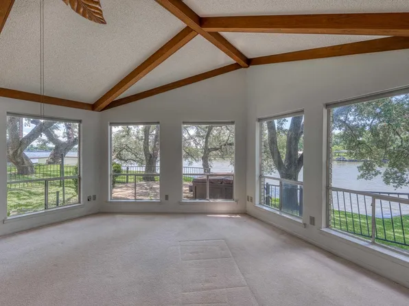 104 Bluebird Lane, Highland Haven, TX 78654