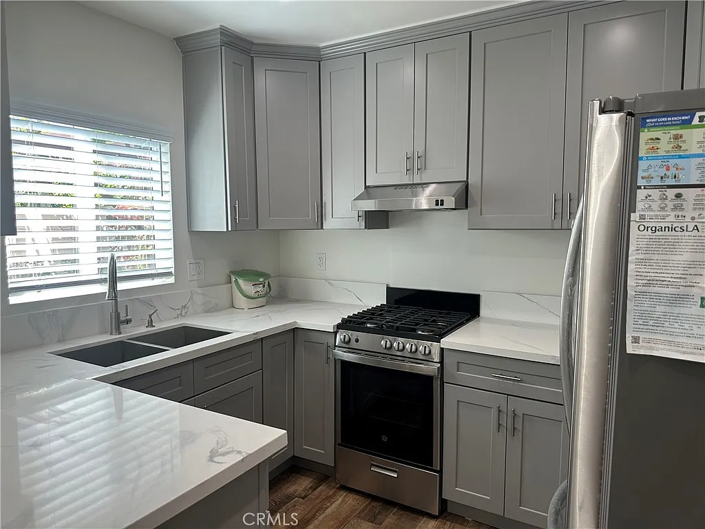 1 bed, 420 sqft, $2,100 — Photo 3