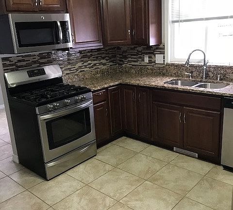 3rd image of 13501 Clinton Pl