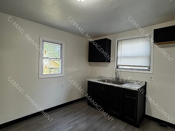 4th image of 920 Durand St