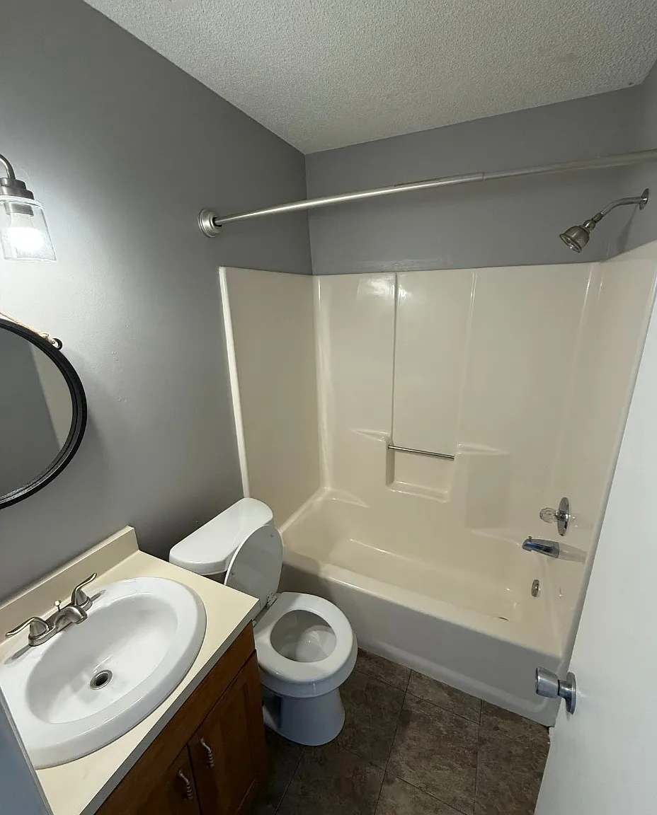 2134 Hamilton Pl N — Photo 2