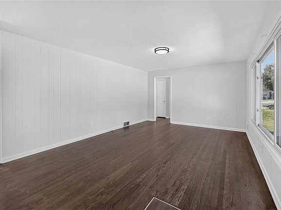 4th image of 3211 Berry Rd