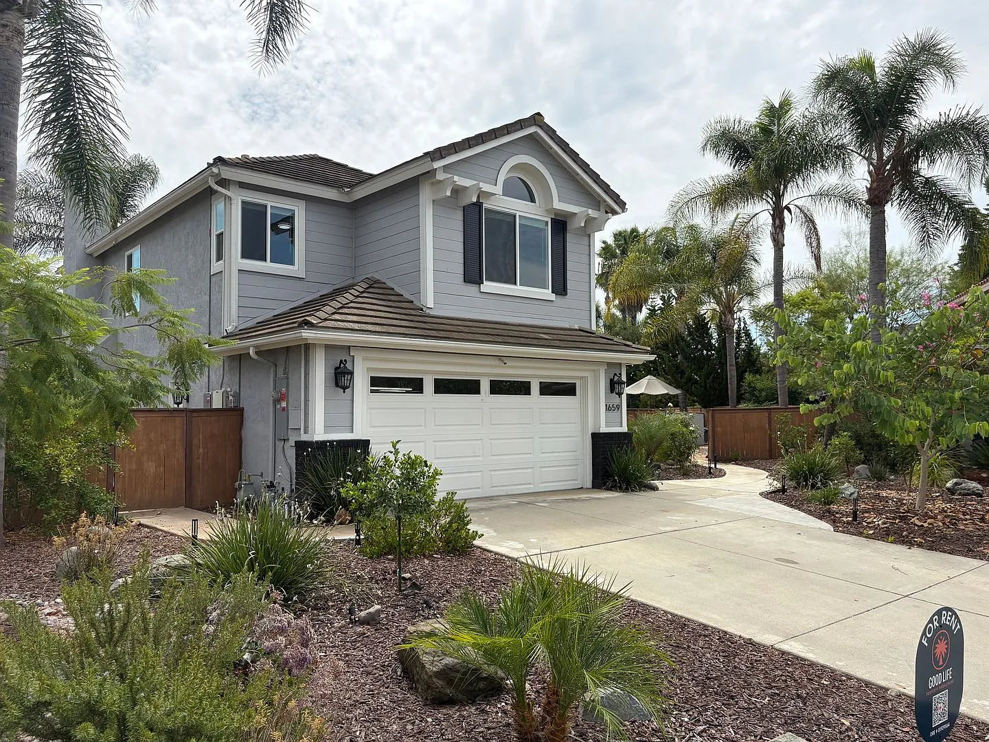 SD: 4BD/2.5BA in San Marcos w/ Private Pool, Large Yard & Solar! — Photo 3