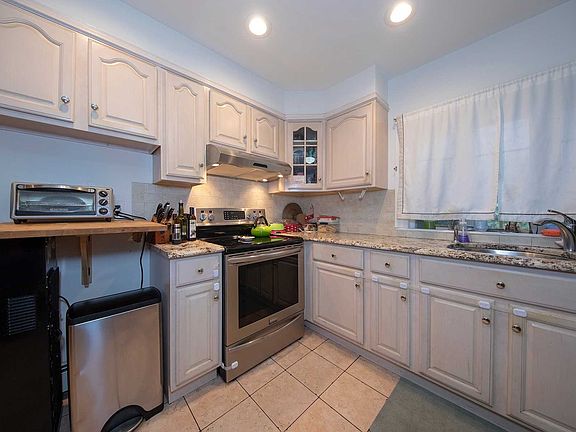 4th image of 227 W Cypress Ln