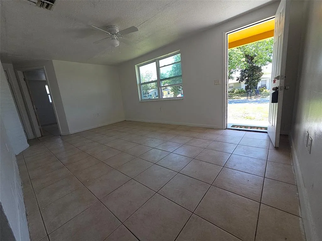 3 bed, 1.0 bath, 1158 sqft, $1,600 — Photo 4