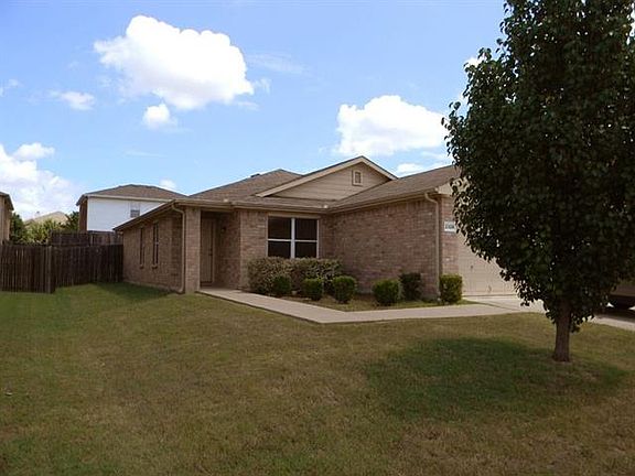2nd image of 2328 Emerald Ln