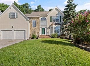 10 Red Bud Ln, Green Brook, NJ 08812