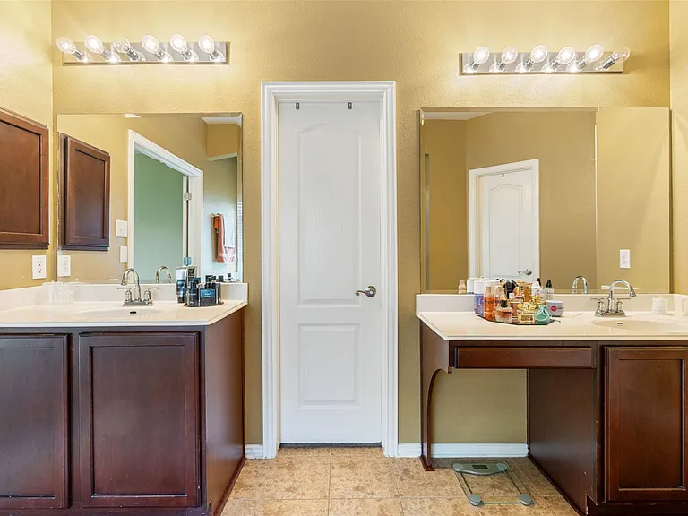 1002 Wallin Farms Cv — Photo 12