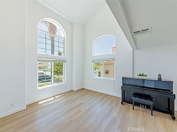 4th image of 25533 Longfellow Pl