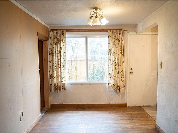 5th image of 11916 Sheridan Ave S