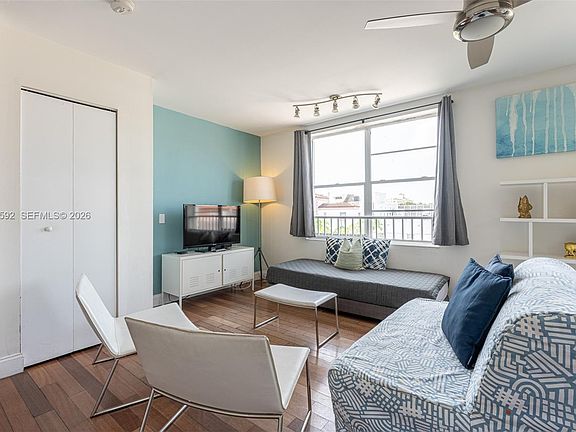 5th image of 420 15th St APT 307