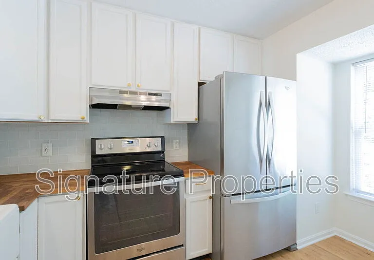405 Lakeview Ct — Photo 5