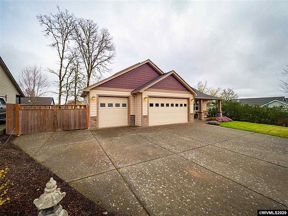 3rd image of 610 NW Hillcrest Dr
