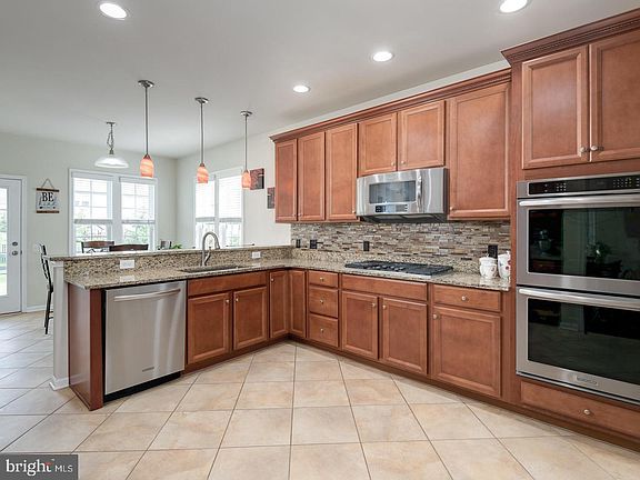 3rd image of 638 Empire Dr