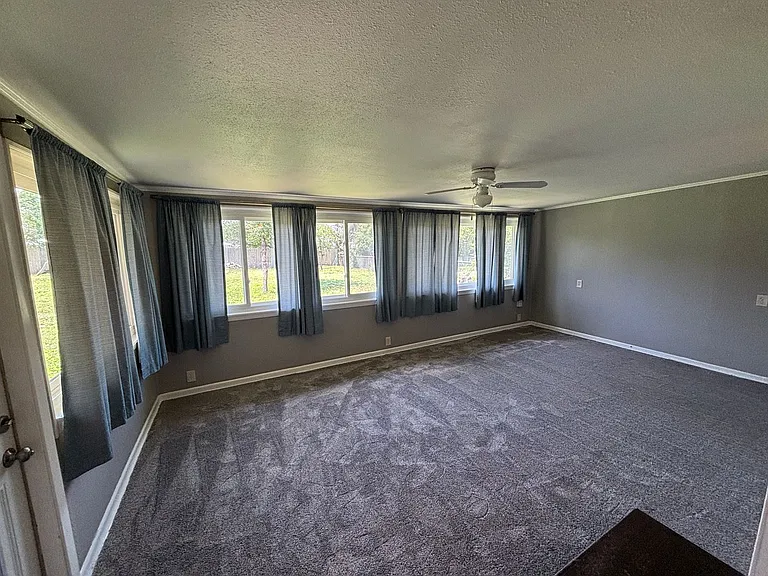 318 Sprucewood Ln — Photo 4