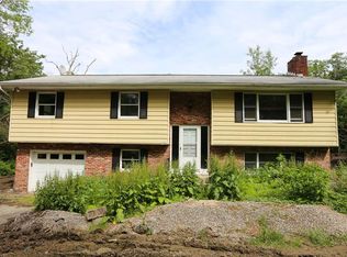 65 Red Barn Rd, Shawangunk, NY 12566